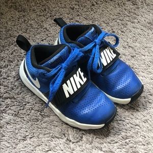 Nike Boys Team Hustle Sneaker, size 11c